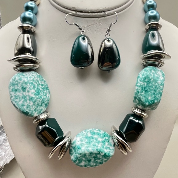 Elegant Silver and Green Necklace Set - Picture 2 of 3